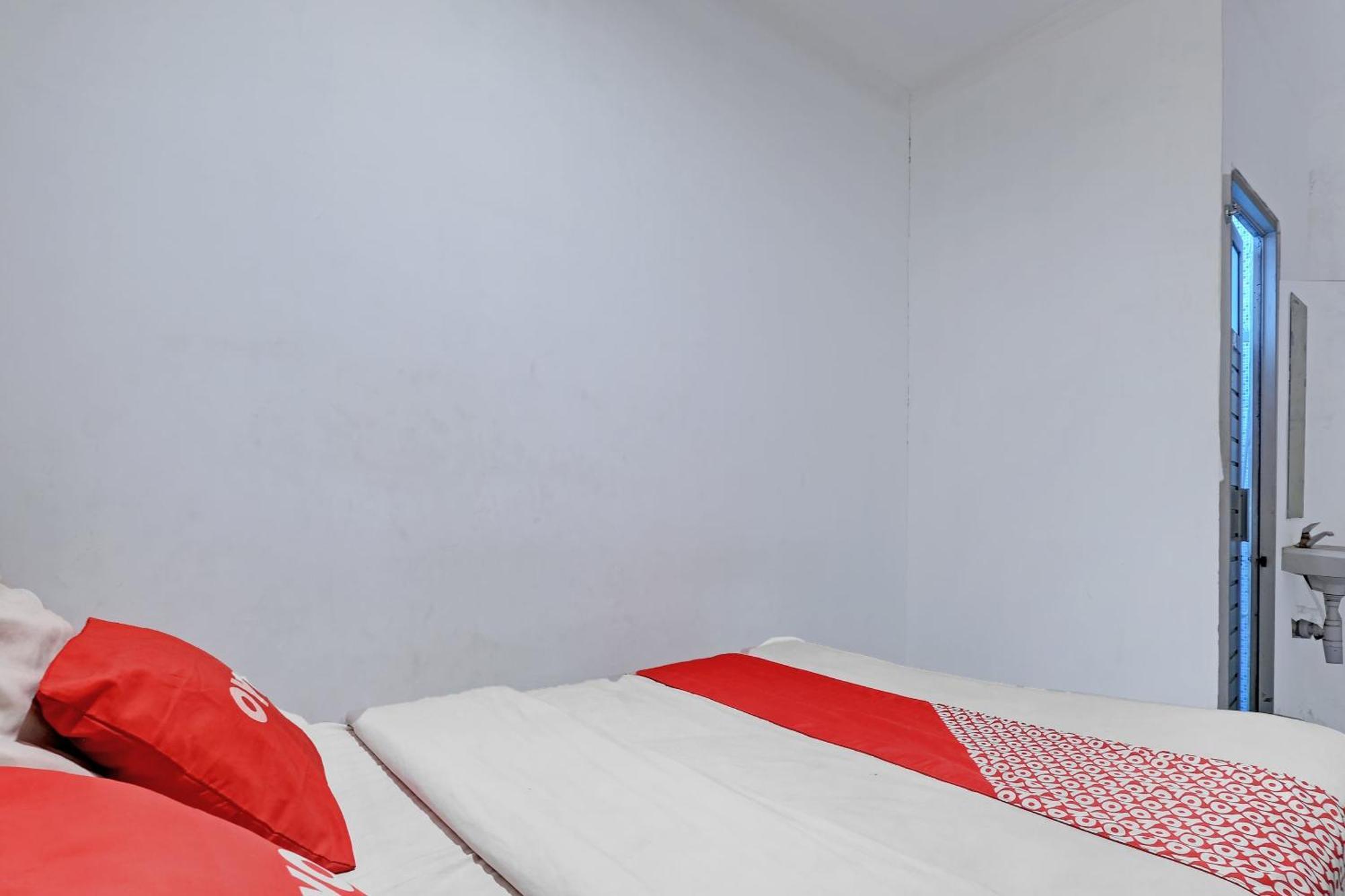 Oyo Life 92877 Hotel Rainbow 7296 Semarang Exterior foto